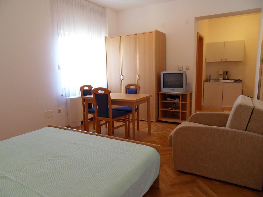 Apartments Petricevic Selce Kamer foto